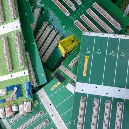 Scheda backplane con più connettori dorati