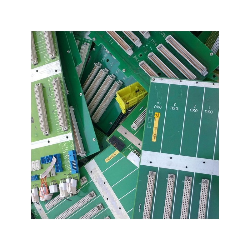 Placă pentru backplane cu mai mulți conectori aurii activați