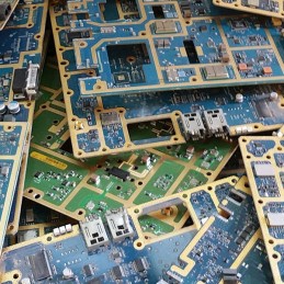 Placa electrónica con pistas bañadas en oro.